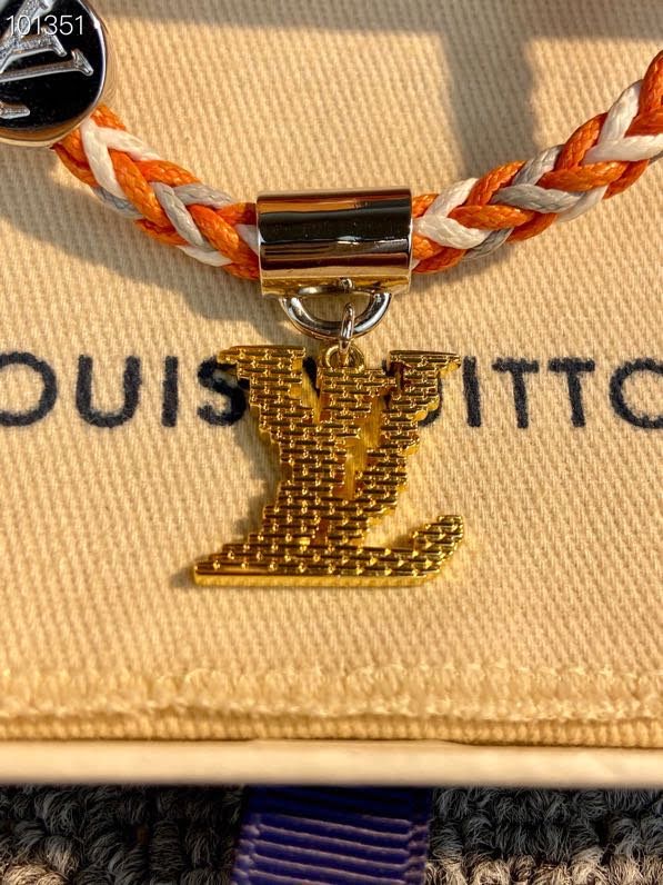 Louis Vuitton新款飾品 路易威登FRIENDSHIP BRACELET友誼手鏈 LV字母吊墜可調節編制手繩手環手鐲  zglv2223